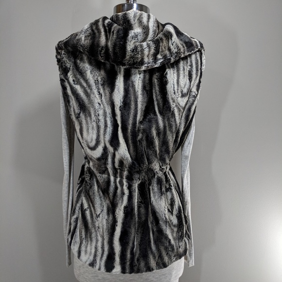 NWOT TAHARI Faux Fur Vest Cinch Waist Black Gray Chinchilla Size Small - Picture 2 of 8